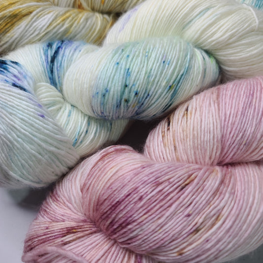 YARN: fingering weight; single ply superwash merino